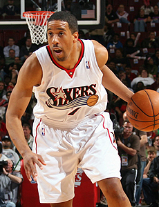 也会在场边 也会在场边